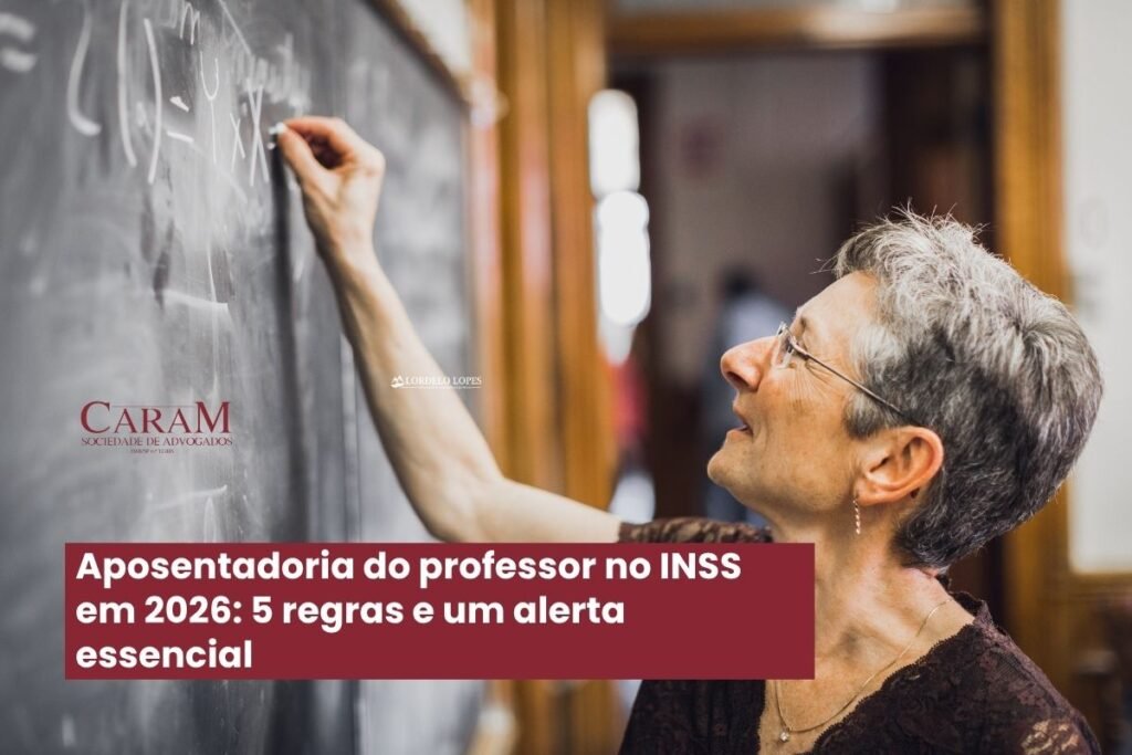 professora escrevendo no quadro com giz e o título: Aposentadoria do professor no INSS em 2026: 5 regras e um alerta essencial