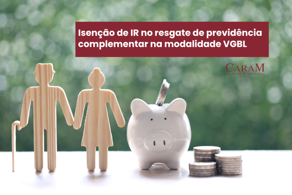 Dois bonecos sugerindo idosos com moedas e cofrinho de porco, com o escrito "Isenção de IR no resgate de previdência complementar na modalidade VGBL"
