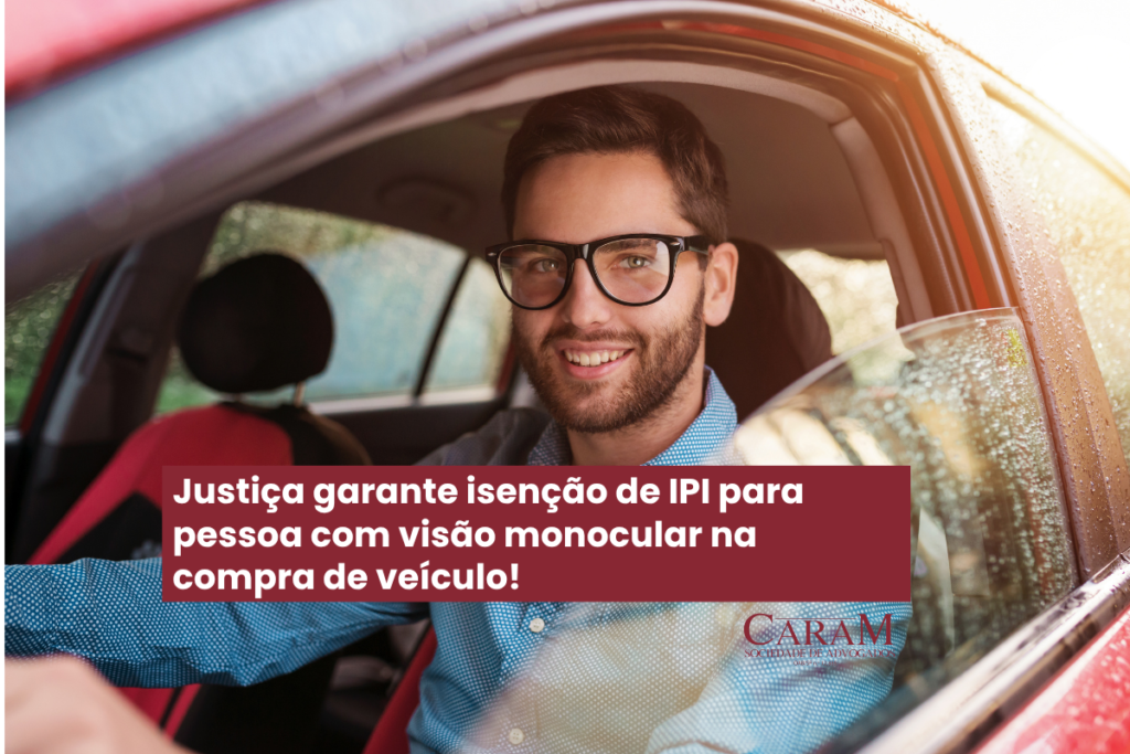 Pessoa usando óculos, dirigindo carro, com o título: Vitória para a inclusão: Justiça garante isenção de IPI para pessoa com visão monocular na compra de veículo!