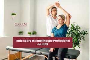 profissional de fisioterapia fazendo alongamento em uma mulher, com o título: Tudo sobre a Reabilitação Profissional do INSS