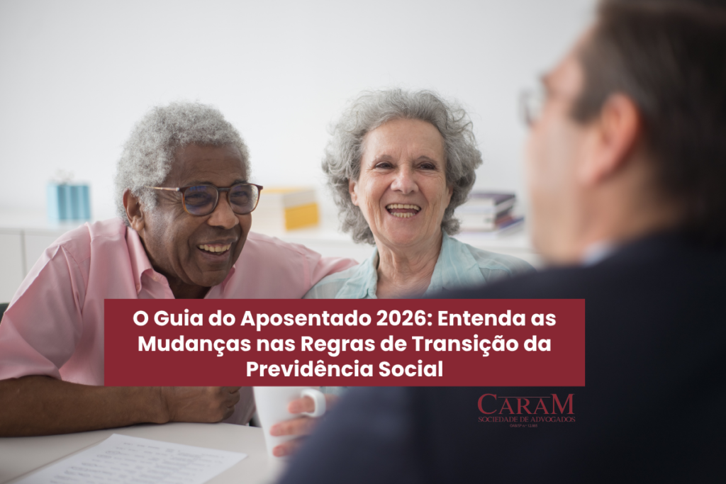 Um homem e uma mulher de idosos conversando com um advogado. Com o título O Guia do Aposentado 2026: Entenda as Mudanças nas Regras de Transição da Previdência Social