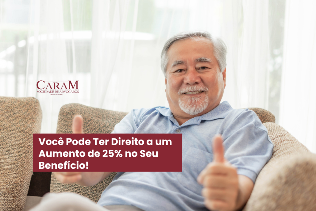 Idoso sentado com as duas mãos em posição de "joinha", com o título Você Pode Ter Direito a um Aumento de 25% no Seu Benefício!